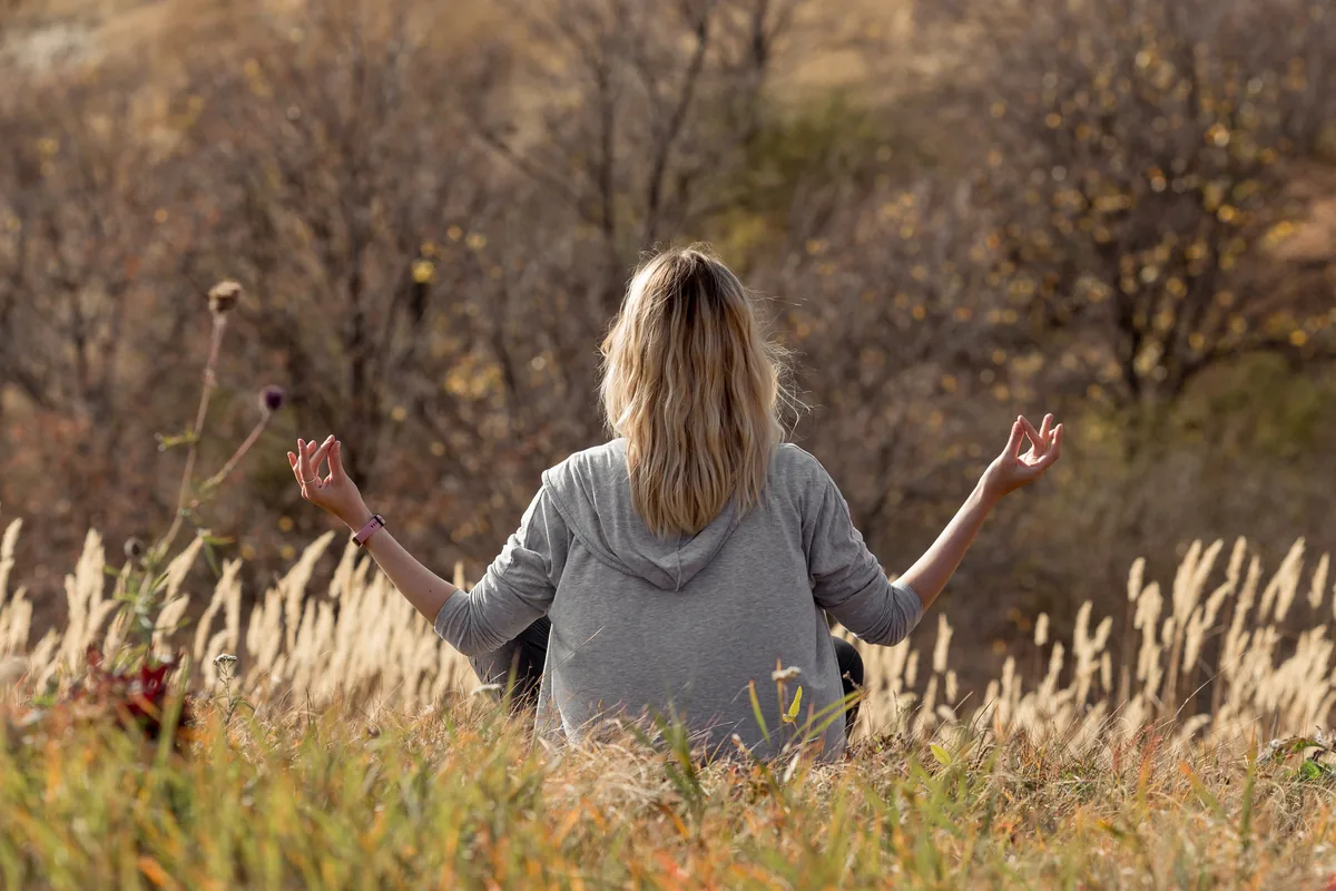 Respiration consciente et méditation en plein air dans un champ — stage Souffle & Silence dans le Lot