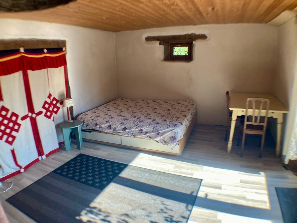 Lit de la chambre nature avec décoration à Escale Nature Lot