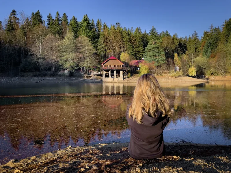 Femme en contemplation face à un lac en automne — intégration, stage Souffle & Silence