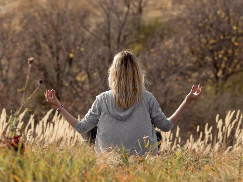 Respiration consciente et méditation en plein air dans un champ — stage Souffle & Silence dans le Lot